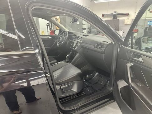Certified 2022 Volkswagen Tiguan SE w/ Panoramic Sunroof Package AWD/4WD image 14