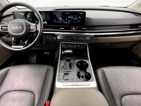 Used 2025 Kia Carnival image 16