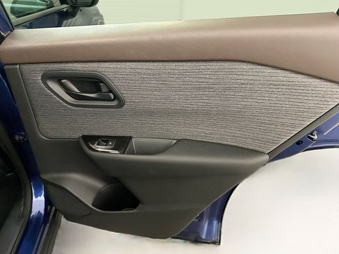 Used 2023 Nissan Rogue S image 30