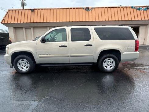 Used 2007 Chevrolet Suburban LS image 2
