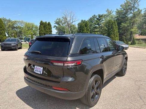 Used 2023 Jeep Grand Cherokee Limited w/ Black Appearance Package AWD/4WD image 5
