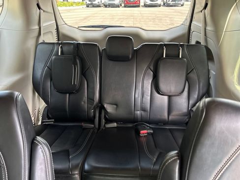 Used 2023 Chrysler Pacifica Touring-L FWD image 14