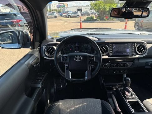 Used 2022 Toyota Tacoma TRD Off-Road AWD/4WD image 12