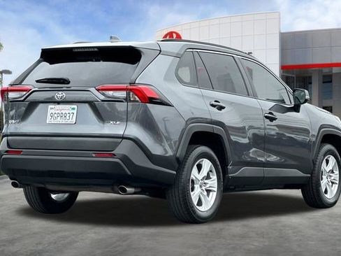 Certified 2021 Toyota RAV4 XLE w/ Convenience Package FWD image 5
