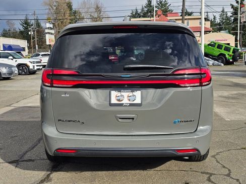 Used 2021 Chrysler Pacifica Touring-L w/ Uconnect Theater Family Group image 6