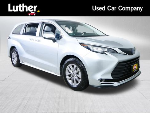 Used 2022 Toyota Sienna XLE FWD image 1