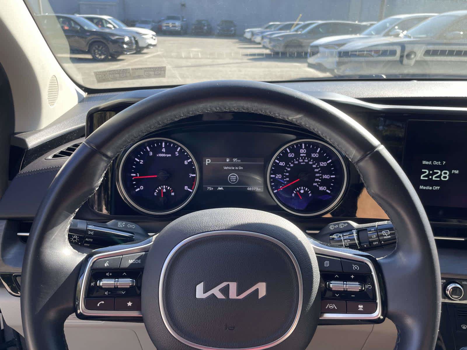 Used 2024 Kia Carnival EX FWD image 18