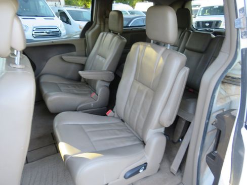 Used 2013 Chrysler Town & Country Touring image 12