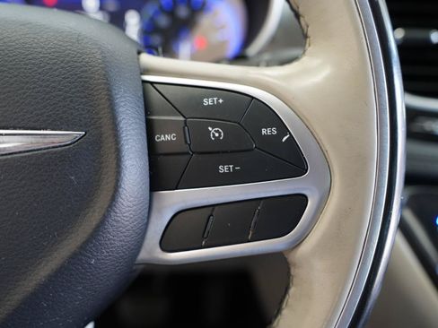Used 2018 Chrysler Pacifica Limited FWD image 16