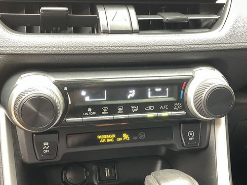 Used 2021 Toyota RAV4 LE AWD/4WD image 18
