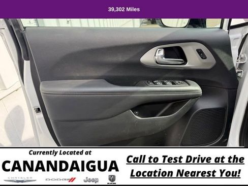 Used 2023 Chrysler Pacifica Limited w/ S Appearance Package image 9