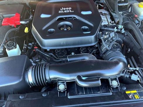 Used 2018 Jeep Wrangler Unlimited Sahara w/ LED Lighting Group image 28