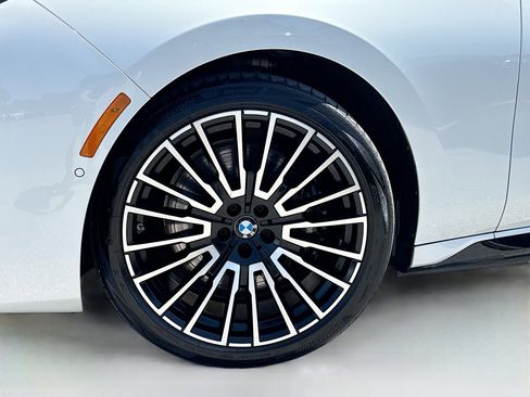 Used 2025 BMW i7 eDrive50 w/ M Sport Package RWD image 45