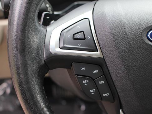 Used 2017 Ford Fusion SE w/ Fusion SE Technology Package FWD image 19