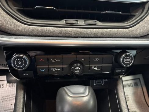 Used 2023 Jeep Compass Latitude AWD/4WD image 16