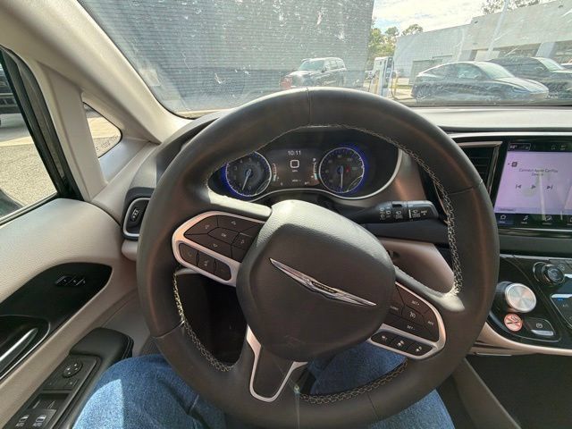 Used 2024 Chrysler Pacifica Touring-L FWD image 19