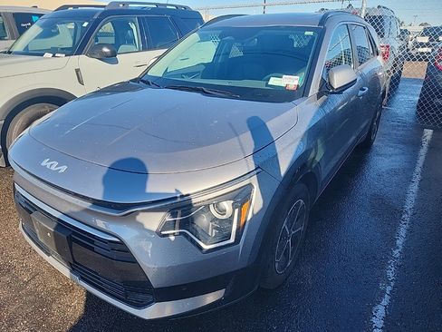 Certified 2023 Kia Niro SX image 3