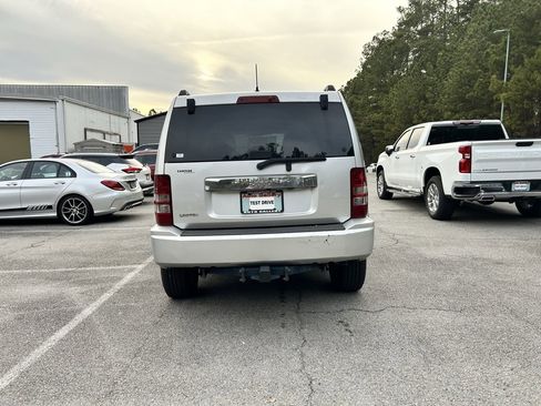 Used 2010 Jeep Liberty Limited w/ Chrome Accents Group image 3