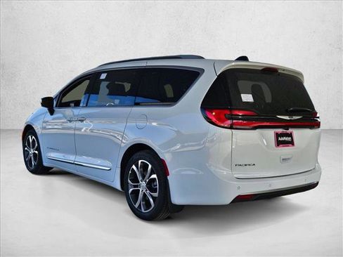 New 2026 Chrysler Pacifica Pinnacle image 8