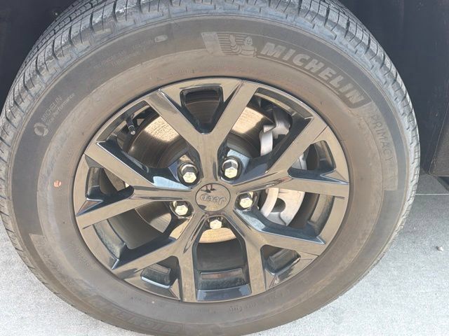 Used 2025 Jeep Grand Cherokee Altitude AWD/4WD image 11