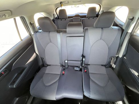 Used 2025 Toyota Highlander LE image 40