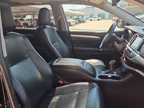 Used 2019 Toyota Highlander XLE FWD image 18