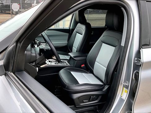 Certified 2022 Ford Explorer XLT w/ Equipment Group 202A image 7