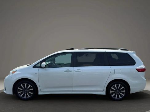 Used 2018 Toyota Sienna XLE w/ XLE Navigation Package AWD/4WD image 10