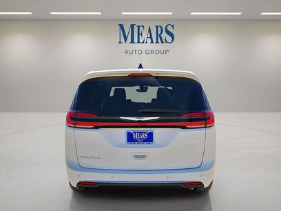Used 2025 Chrysler Pacifica Select