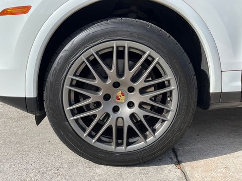 Used 2017 Porsche Cayenne Platinum Edition image 30