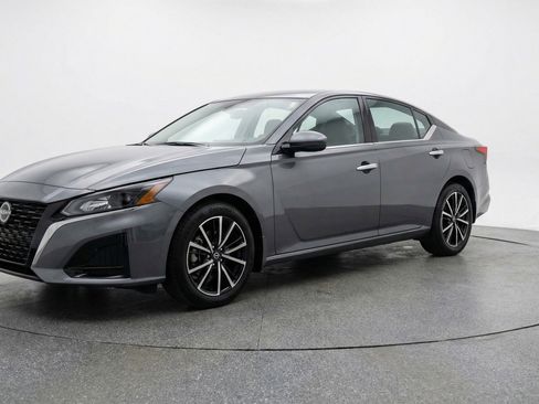 Used 2025 Nissan Altima 2.5 SV FWD image 3