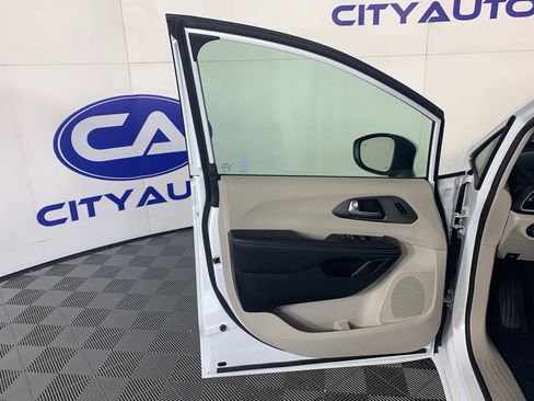 Used 2023 Chrysler Pacifica Touring-L image 14