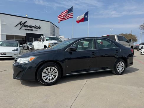 Used 2014 Toyota Camry LE image 1