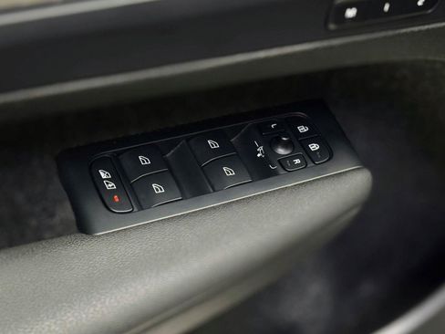 Used 2023 Volvo XC40 Recharge Ultimate image 13