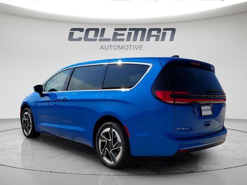 New 2027 Chrysler Pacifica Limited w/ Family Tech Group AWD/4WD image 9