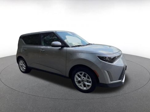 Used 2025 Kia Soul LX w/ LX Technology Package FWD image 2