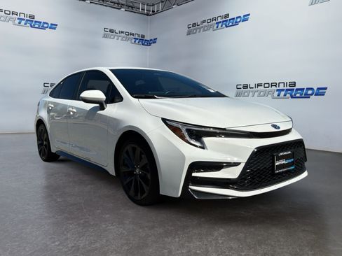 Used 2024 Toyota Corolla SE w/ SE Package FWD image 3