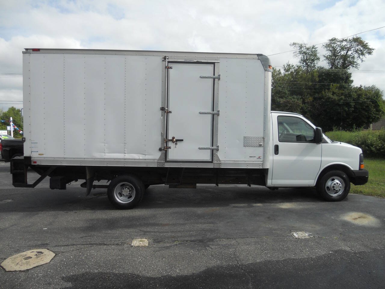 Used 2013 Chevrolet Express 3500 Extended RWD image 3