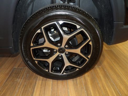 Used 2025 Jeep Compass Limited image 9