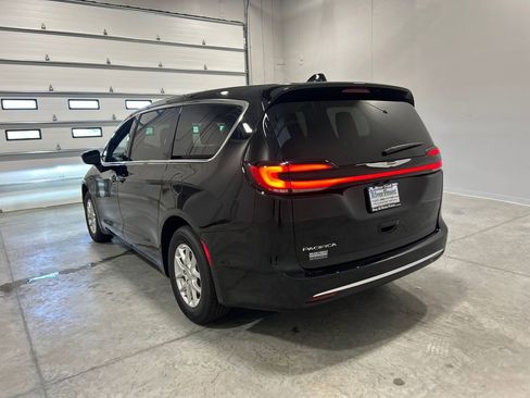 New 2026 Chrysler Pacifica Select image 8