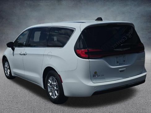 Used 2024 Chrysler Pacifica Touring-L FWD image 3
