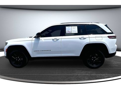 Used 2025 Jeep Grand Cherokee Altitude RWD image 16