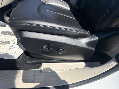 Used 2024 Chrysler Pacifica Limited FWD image 31