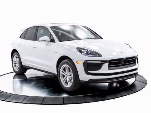 Certified 2025 Porsche Macan image 9