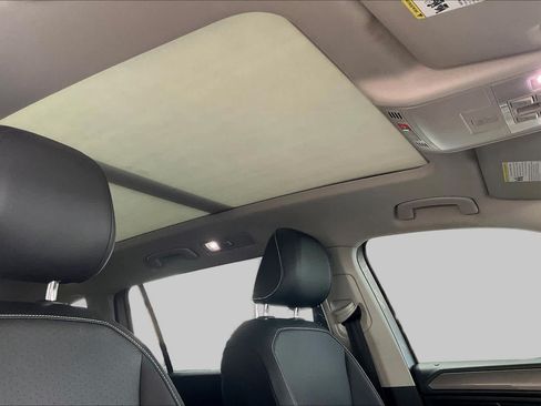 Used 2022 Volkswagen Tiguan SE w/ Panoramic Sunroof Package FWD image 14