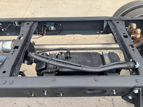 Used 2024 Ford F550 2WD Regular Cab Super Duty image 8