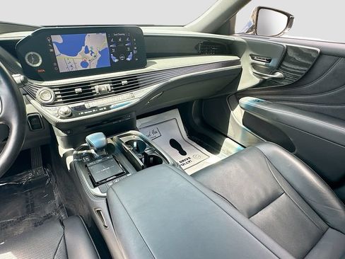 Used 2022 Lexus LS 500 w/ Accessory Package (Z2) RWD image 24