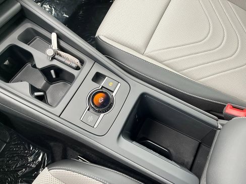 Used 2025 Volkswagen Tiguan SE image 19