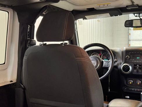 Used 2018 Jeep Wrangler Sahara AWD/4WD image 13
