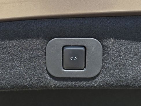 Used 2020 Lincoln Continental w/ Premium Package FWD image 9